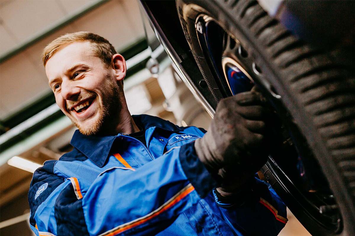 Ein Kfz-Mechaniker wechselt Reifen