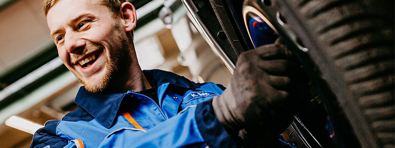 Werkstatt Mitarbeiter montiert Reifen